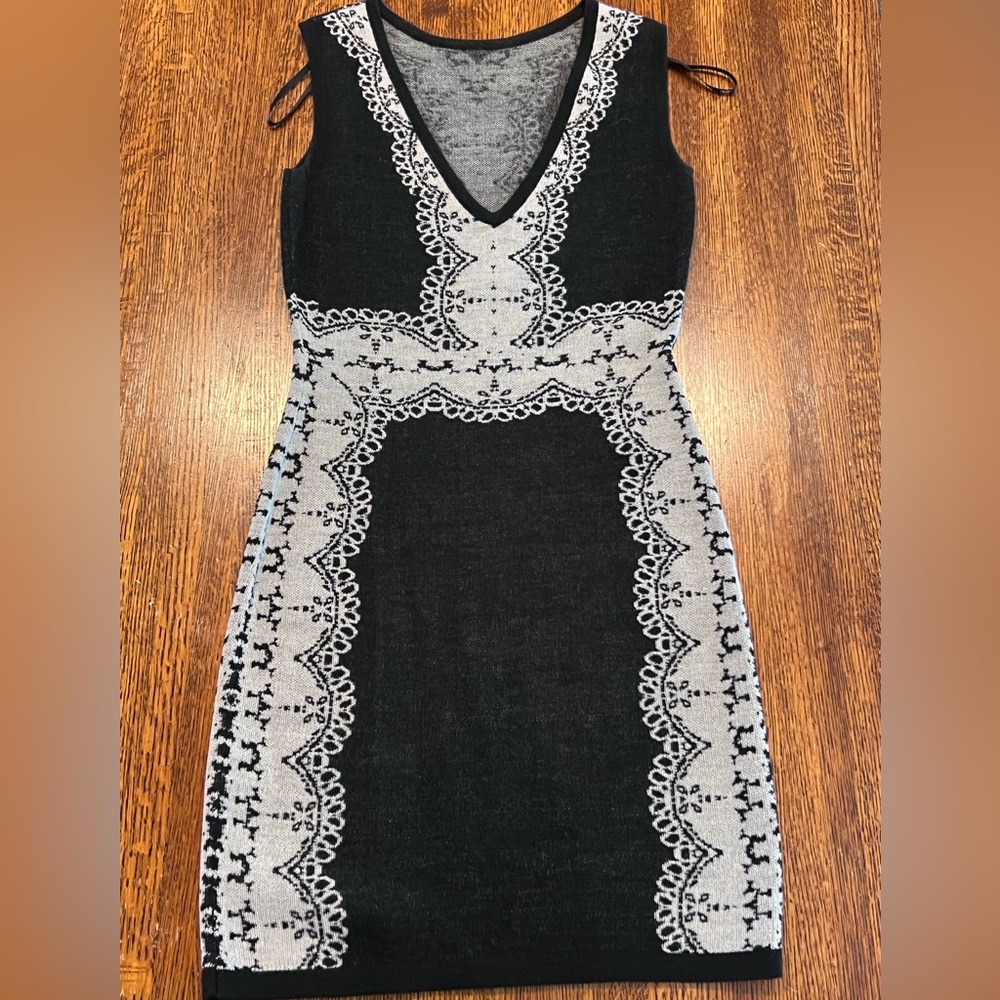 Ali Ro Sleeveless Sweater Dress V-Neck Back Size XS Black + White Paisley Design